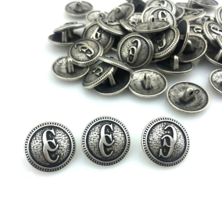 Guzik Metalowy 20mm Srebrny Vintage – Podwójne C, Wzór Przeplatany