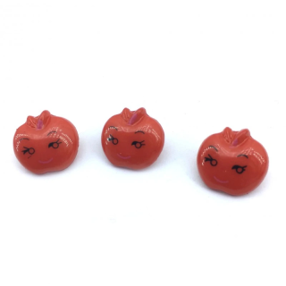 Guziki czerwone jabłka z buźką – dekoracyjne guziki do szycia